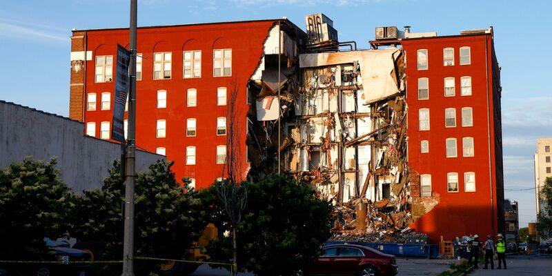 Einsatzkräfte arbeiten am eingestürzten Haus. - Foto: Nikos Frazier/Quad City Times/AP/dpa