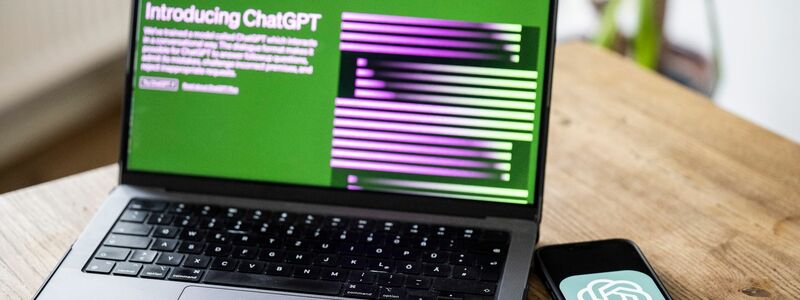 Auf dem Monitor eines Handys ist das ChatGPT-Logo zu sehen. - Foto: Hannes P. Albert/dpa