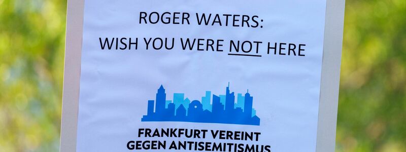 Mit Roger Waters: Wish you were not here haben Menschen in Frankfurt gegen Roger Waters demonstriert. - Foto: Andreas Arnold/dpa