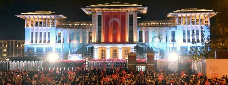 Anhänger des türkischen Präsidenten Recep Tayyip Erdogan feiern vor dem Präsidentenpalast in Ankara. - Foto: Mustafa Kaya/Handout/XinHua/dpa