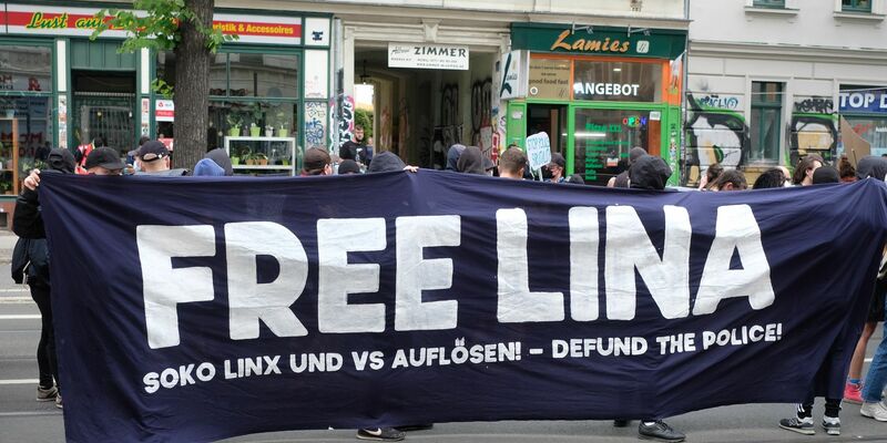 Unterstützer von Lina E. im Leipziger Stadtteil Connewitz. Wegen des Verdachts linksextreme Anschläge angeführt zu haben, sitzt die Studentin seit mehreren Monaten in Untersuchungshaft. - Foto: Sebastian Willnow/dpa-Zentralbild/dpa