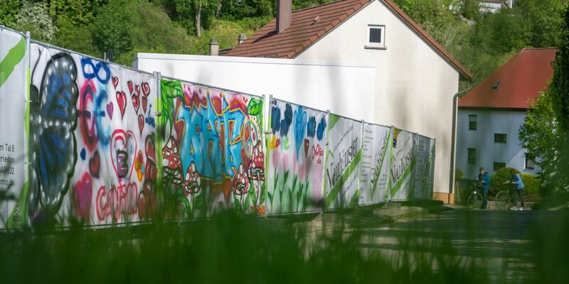 Hier stand einst eine Flüchtlingsunterkunft. Vor dieser soll ein Asylbewerber aus Eritrea zwei Mädchen mit einem Messer attackiert haben. - Foto: Stefan Puchner/dpa