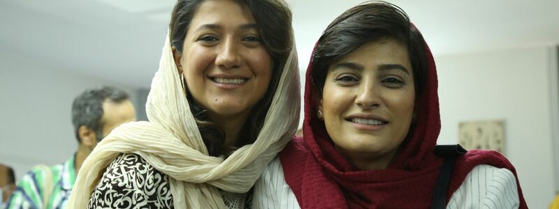 Die Journalistinnen Nilufar Hamedi (l) und Elaheh Mohammadi (r). - Foto: Mehrdad Aladin/dpa