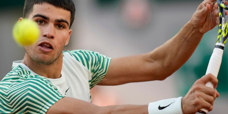 Carlos Alcaraz gewann sein Viertelfinale gegen Stefanos Tsitsipas glatt in drei Sätzen. - Foto: Christophe Ena/AP/dpa