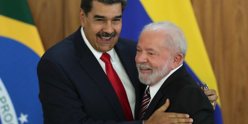 Nicolas Maduro (l), Präsident von Venezuela, umarmt Brasiliens Präsidenten Luiz Inacio Lula da Silva (r) nach einer gemeinsamen Pressekonferenz. - Foto: Gustavo Moreno/AP