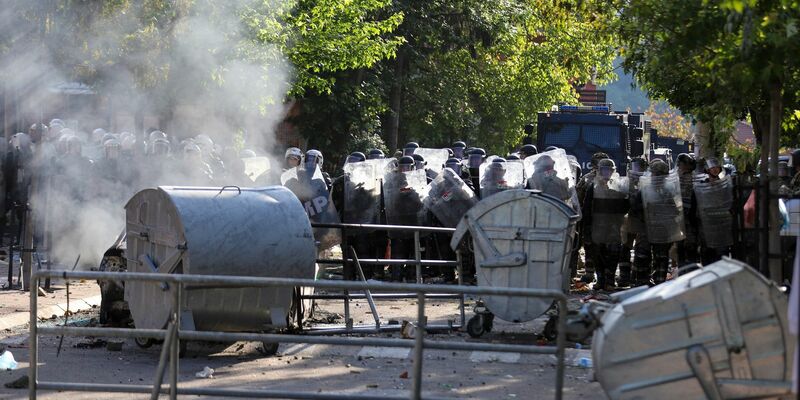 Soldaten der von der Nato geführten Kosovo-Friedenstruppe KFOR bewachen ein Gemeindegebäude nach Zusammenstößen mit Kosovo-Serben. - Foto: Bojan Slavkovic/AP/dpa