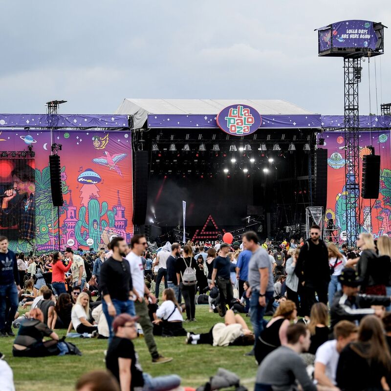 Besucher des Lollapalooza Festivals auf dem Gelände des Berliner Olympiastadions. - Foto: Britta Pedersen/dpa