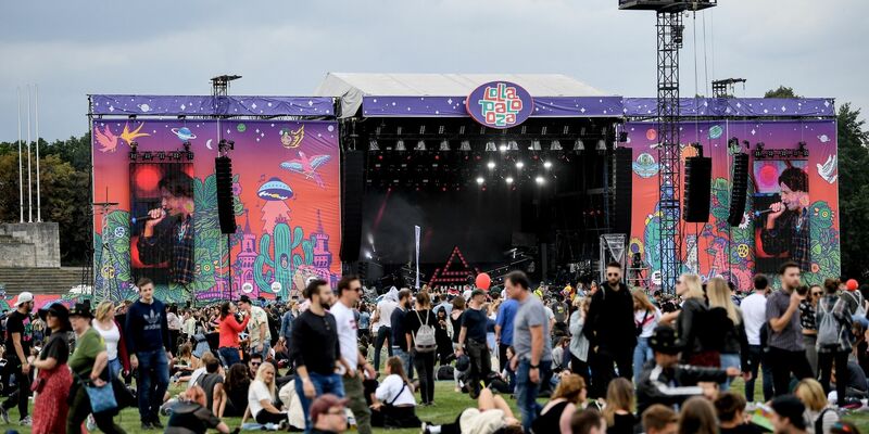 Besucher des Lollapalooza Festivals auf dem Gelände des Berliner Olympiastadions. - Foto: Britta Pedersen/dpa