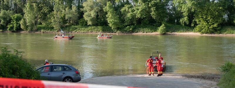 Nachdem Rettungskräfte einen 36-jährigen Mann und seinen siebenjährigen Sohn aus dem Rhein geborgen hatten, starben beide im Krankenhaus. - Foto: Vincent Kempf/dpa