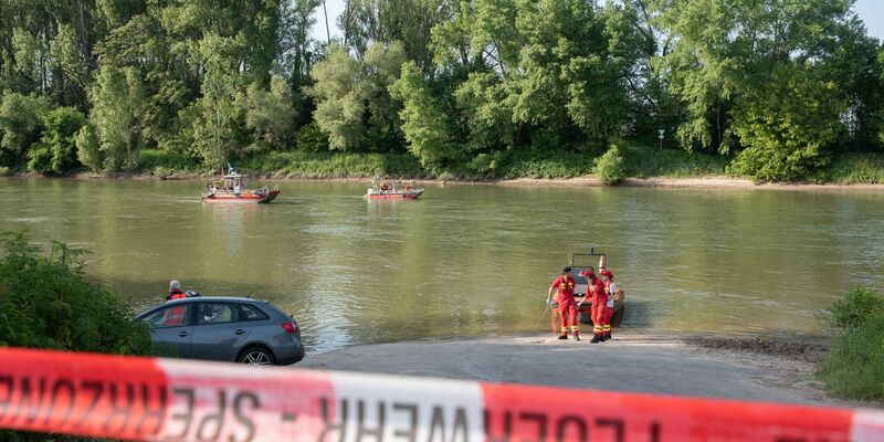 Nachdem Rettungskräfte einen 36-jährigen Mann und seinen siebenjährigen Sohn aus dem Rhein geborgen hatten, starben beide im Krankenhaus. - Foto: Vincent Kempf/dpa