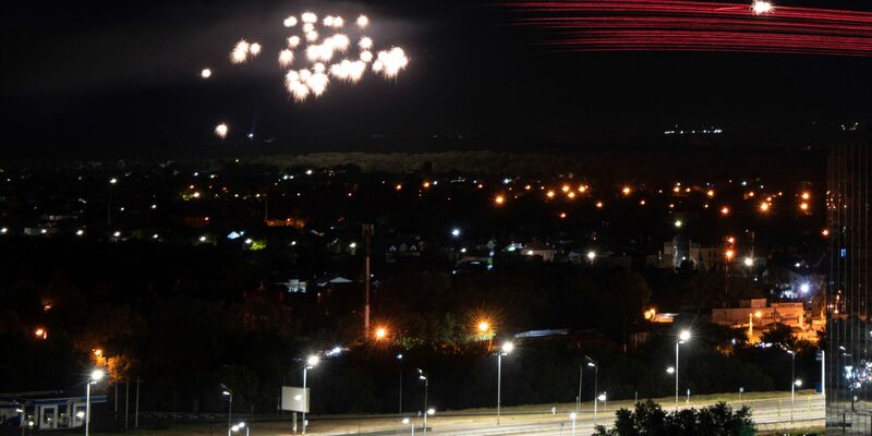 Russland hat Kiew zuletzt vermehrt mit Drohnen angegriffen. - Foto: Evgeniy Maloletka/AP