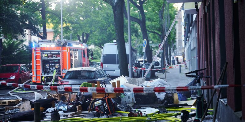 Feuerwehrleute arbeiten mit Atemschutz in der ausgebrannten Wohnung in Berlin-Wilmersdorf. - Foto: Annette Riedl/dpa
