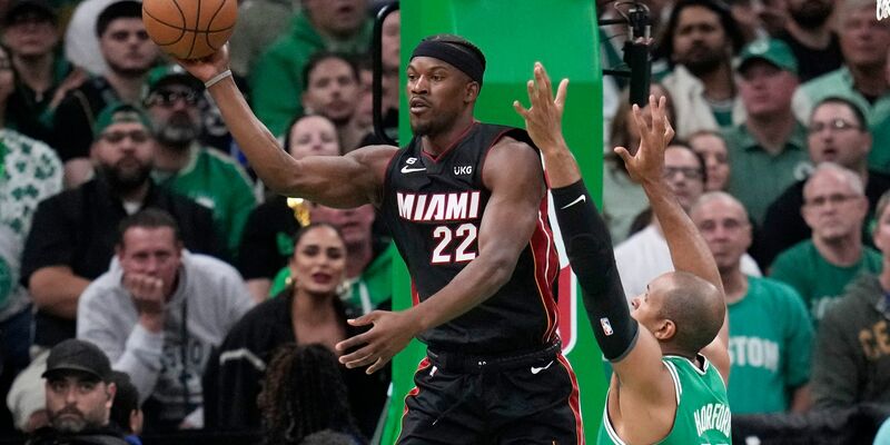 Jimmy Butler (l) von Miami Heat in Aktion mit Al Horford von den Boston Celtics. - Foto: Charles Krupa/AP