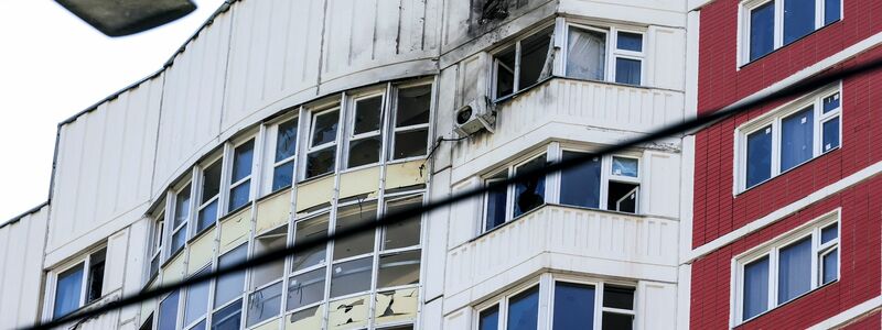Die Polizei sperrt einen Bereich ab, in dem Ermittler Teile einer ukrainischen Drohne einsammeln, die Berichten zufolge ein Wohnhaus beschädigt hat. - Foto: Uncredited/AP