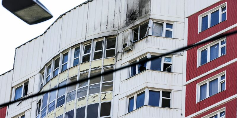 Ein Wohnhaus, das Berichten zufolge durch eine ukrainische Drohne beschädigt wurde. - Foto: Uncredited/AP