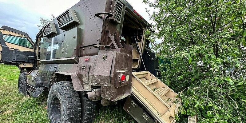 Auf diesem vom Telegrammkanal des Gouverneurs der Region Belgorod veröffentlichten Handout-Foto ist ein beschädigtes Militärfahrzeug zu sehen. - Foto: Uncredited/Belgorod region governor Vyacheslav Gladkov telegram channel/AP
