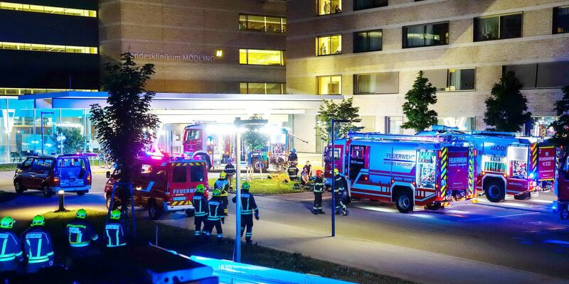 Feuerwehrfahrzeuge und Einsatzkräfte stehen vor dem Klinikum in Mödling. - Foto: Matthias Stur/PRESSESTELLE BFK MÖDLING/APA/dpa