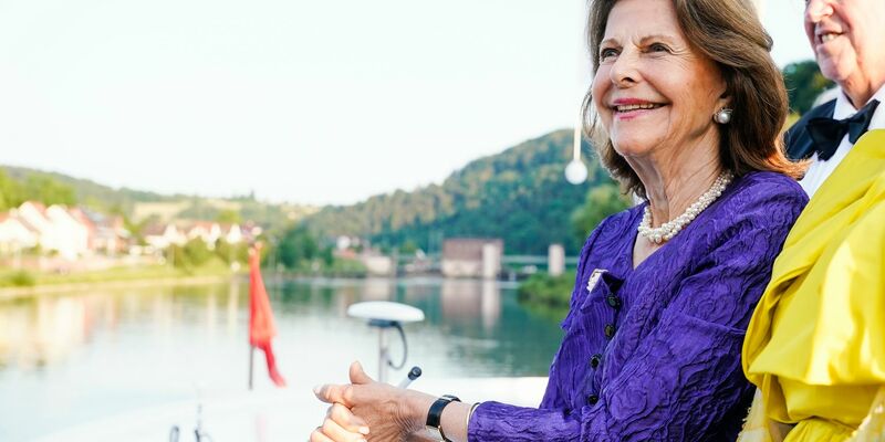 Königin Silvia von Schweden auf einem Boot auf dem Neckar vor Heidelberg. - Foto: Uwe Anspach/dpa