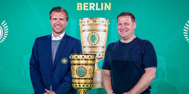 Treffen in Berlin im Pokalfinale aufeinander: Frankfurts Markus Krösche (l) und sein Leipziger Gegenüber Max Eberl. - Foto: Andreas Gora/dpa