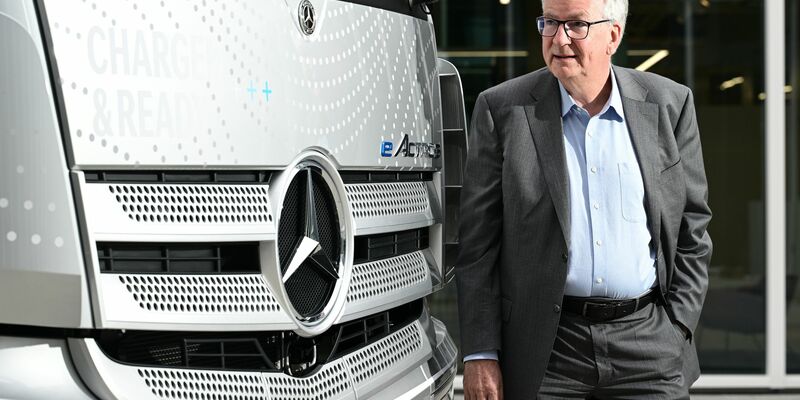 Martin Daum, der Vorstandsvorsitzende des Nutzfahrzeugherstellers Daimler Truck, vor einem eActros Lastwagen. - Foto: Bernd Weißbrod/dpa