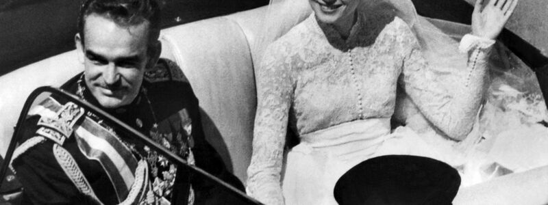 Fürst Rainier III. von Monaco und seine Braut, die US-amerikanische Filmschauspielerin Grace Kelly nach ihrer Hochzeit in Monte Carlo. - Foto: UPI/dpa
