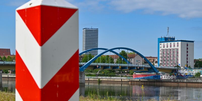 Ein Grenzpfeiler in den rot-weißen Nationalfarben Polens steht am deutsch-polnischen Grenzübergang Stadtbrücke. - Foto: Patrick Pleul/dpa