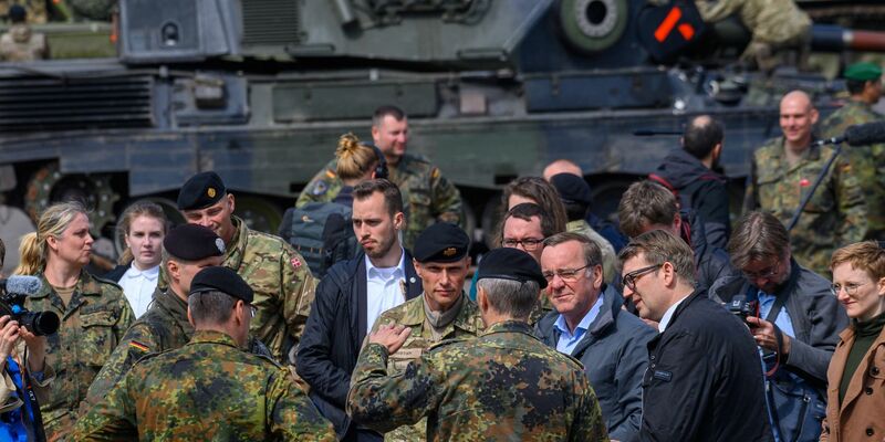 Bundesverteidigungsminister Boris Pistorius (SPD, 4.v.r) und sein dänischer Amtskollege Troels Lund Poulsen (3.v.r) sprechen mit Bundeswehrsoldaten. - Foto: Klaus-Dietmar Gabbert/dpa