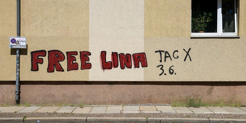 Ein Graffiti «Free Lina 3.6. Tag X» an einem Wohnhaus im Leipziger Süden. Die Polizei erwartet am Samstag den größten Einsatz seit zwei Jahren. - Foto: Jan Woitas/dpa
