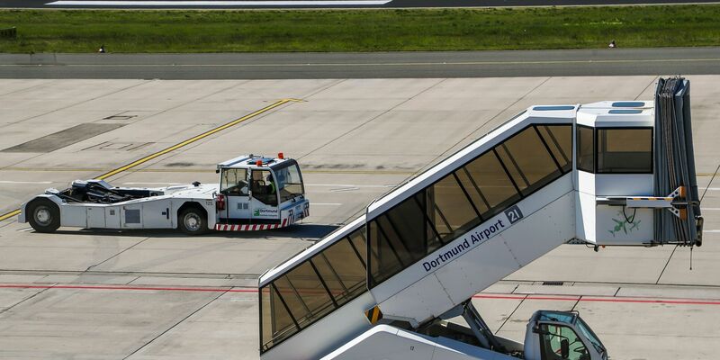 Am Flughafen Dortmund ist ein international gesuchter Mann gefasst worden, der einen anderen erstochen haben soll (Symbolbild). - Foto: Stephan Schütze/dpa