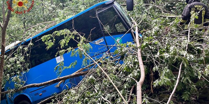 Bei einem Busunfall in Italien sind mindestens drei Menschen verletzt worden. - Foto: -/Vigili del Fuoco/dpa