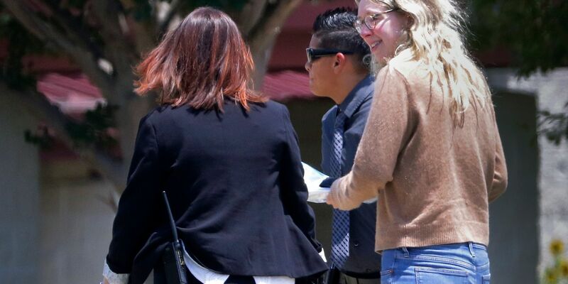 Die ehemalige Theranos-Chefin Elizabeth Holmes (r) wird in ein Bundesgefängnis für Frauen eskortiert. - Foto: Michael Wyke/AP/dpa