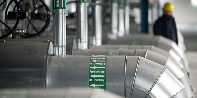 Leitungen sind in der Fernwärmeverteilerstation des Heizkraftwerk 3 Stuttgart-Gaisburg zu sehen - Foto: Marijan Murat/dpa/Symbolbild