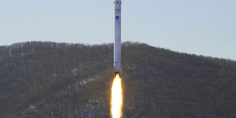Dieses Foto zeigt angeblich den Test einer Rakete mit einem Testsatelliten auf dem Sohae-Satellitenstartplatz in Nordkorea. Das Bild wurde von der staatlichen Nachrichtenagentur KCNA zur Verfügung gestellt, sein Inhalt kann nicht unabhängig verifiziert werden. - Foto: Uncredited/KCNA via KNS/AP