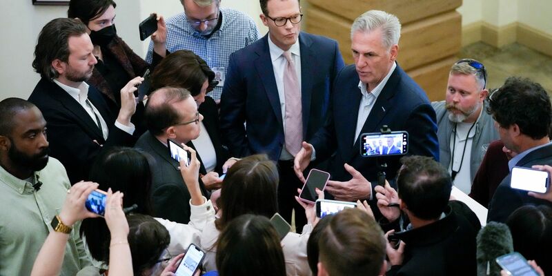 Kevin McCarthy (M-r), Sprecher des Repräsentantenhauses, hat sich im Schuldenstreit mit US-Präsident Joe Biden auf einen Deal geeinigt. - Foto: Patrick Semansky/AP/dpa