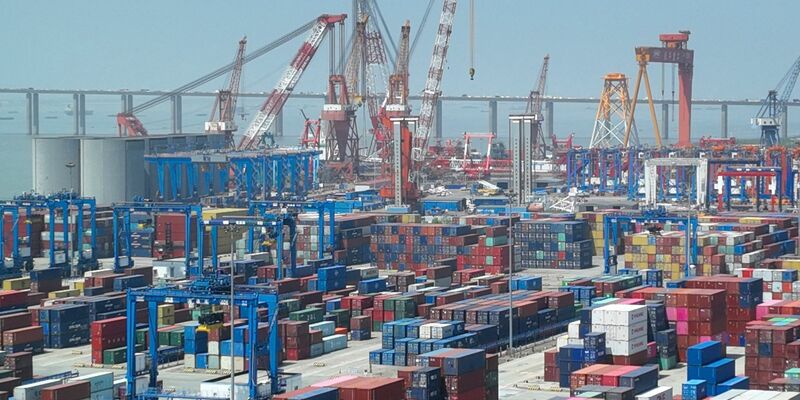 Schiffscontainer auf einem Dock am Hafen von Nantong in der ostchinesischen Provinz Jiangsu. - Foto: Uncredited/CHINATOPIX/AP/dpa