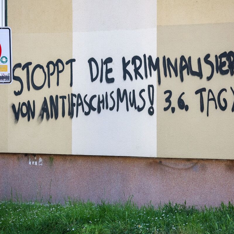 Ein Graffiti prangt an einem Wohnhaus im Leipziger Süden. - Foto: Jan Woitas/dpa
