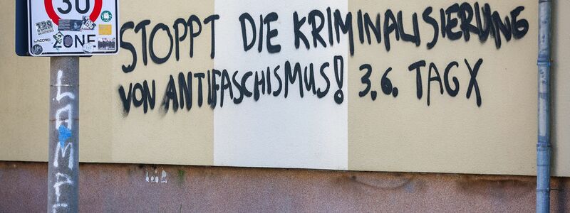 Ein Graffiti prangt an einem Wohnhaus im Leipziger Süden. - Foto: Jan Woitas/dpa