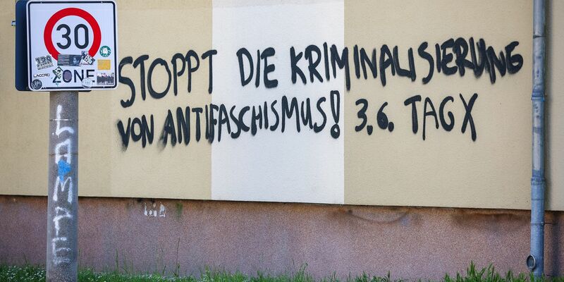 Ein Graffiti prangt an einem Wohnhaus im Leipziger Süden. - Foto: Jan Woitas/dpa