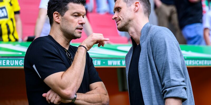 Michael Ballack (l) spricht mit BVB-Sportdirektor Sebastian Kehl. - Foto: Tom Weller/dpa