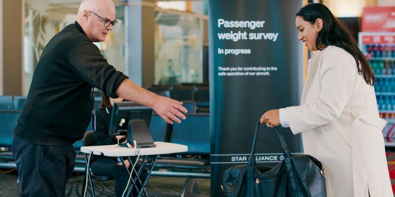 Die nationale neuseeländische Fluggesellschaft bittet die Passagiere, sich auf die Waage zu stellen, bevor sie an Bord internationaler Flüge gehen. - Foto: Uncredited/Air New Zealand/AP/dpa