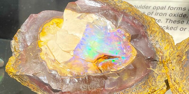 Opale werden in der Regel zu Schmuck verarbeitet. So sieht der Stein unbearbeitet aus. - Foto: Michelle Ostwald/dpa