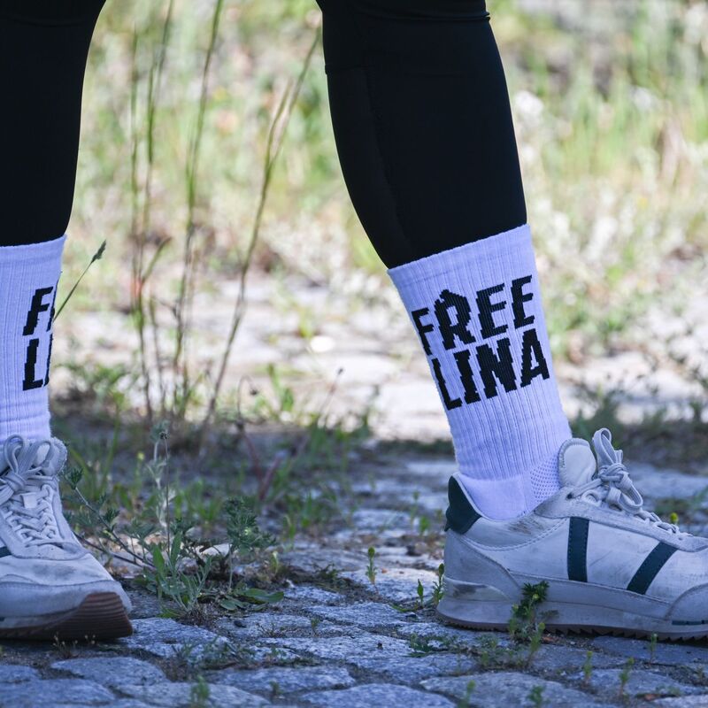 Teilnehmer demonstrieren in Dresden gegen die Verurteilung der mutmaßlichen Linksextremistin Lina E. - Foto: Robert Michael/dpa