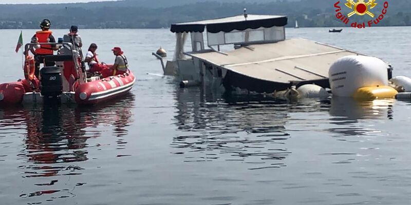 Einsatzkräfte der Feuerwehr holen das gesunkene Boot auf dem Lago Maggiore mit Ballons an die Oberfläche. - Foto: -/Vigili del Fuoco/dpa