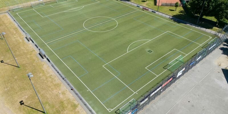 Das Spielfeld des SV Viktoria Preußen e.V. im Frankfurter Stadtteil Eckenheim: Hier kam es zu Gewalt. - Foto: Boris Roessler/dpa