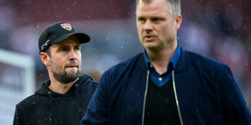 Müssen den Weg in die Relegation antreten: Stuttgarts Trainer Sebastian Hoeneß (l) und  Sportdirektor Fabian Wohlgemuth (r). - Foto: Tom Weller/dpa