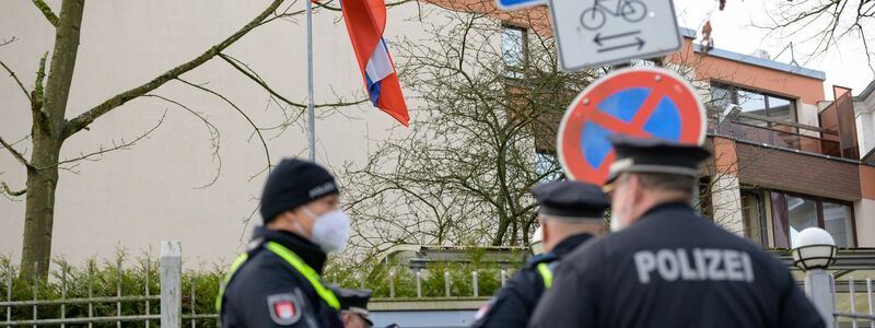 Polizisten stehen vor dem Russischen Generalkonsulat am Feenteich in Hamburg. (Symbolbild) - Foto: Jonas Walzberg/dpa