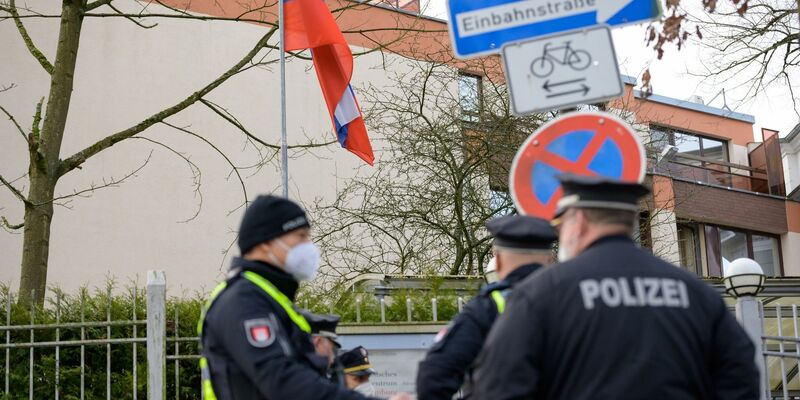 Polizisten stehen vor dem Russischen Generalkonsulat am Feenteich in Hamburg. (Symbolbild) - Foto: Jonas Walzberg/dpa