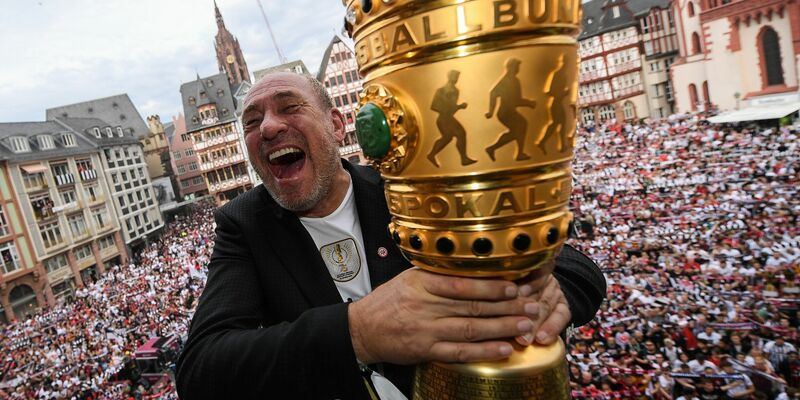 Frankfurts Präsident Peter Fischer hält 2018 den DFB Pokal in den Händen. Nun stehen die Hessen gegen Leipzig erneut im Endspiel. - Foto: Andreas Arnold/dpa