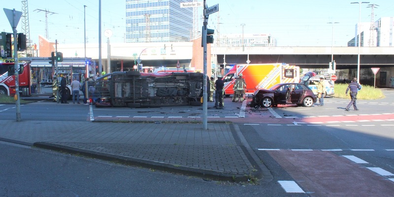 POL-DU: Neudorf: Kollision - Auto landet auf der Seite - Foto: presseportal.de