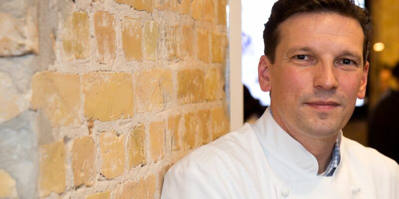 Christian Jürgens ist ein Sternekoch. - Foto: Jörg Carstensen/ dpa
